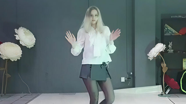 俄罗斯姑娘才艺表演23.12.14_梦露06