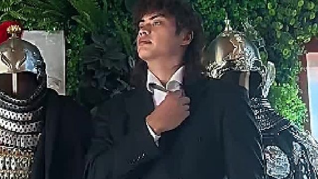 我还以为他身高有190到2米呢，天天穿个增高鞋，拍的跟巨人一样