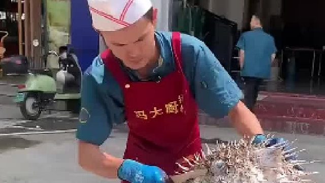 厨师处理大刺豚，鼓鼓囊囊戳都戳不破，下一秒…刺豚：不是哥们，玩不起？