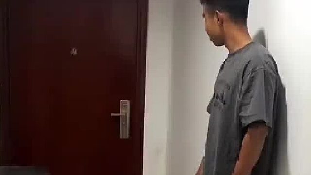 狗狗：你俩怎么还没走？主人：我等你呢！