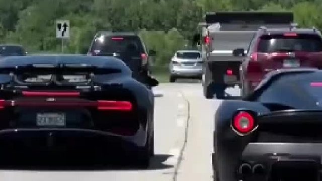 开法拉利的大哥路过时，看到布加迪的油箱盖没关，顺手就给关上了
