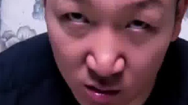 老婆纳闷老公半夜抹黑喝粥 心里很是内疚 开灯那一刻...