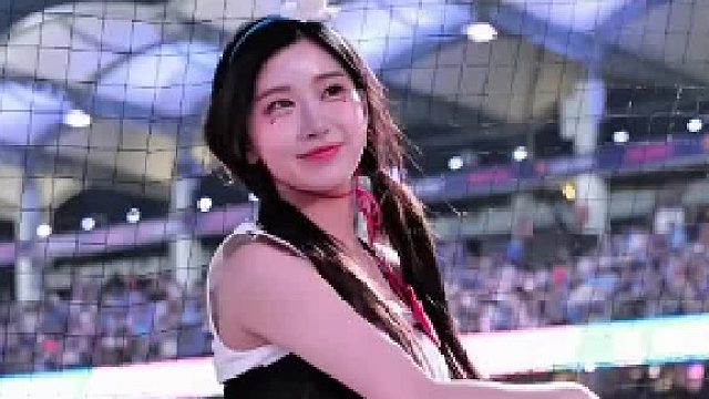 李珠珢欢乐走位，笑容甜美活力四射 李珠珢的欢乐走位，展现甜美笑容和无限活力。