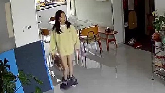 猫咪突然攻击女儿，女儿被吓得嚎啕大哭。. .