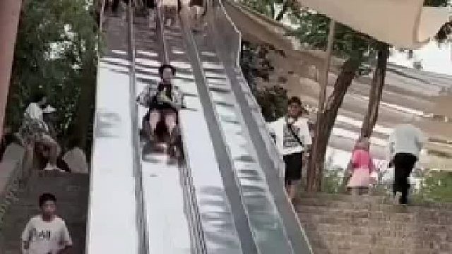 原来我的女朋友那天真的是去滑滑梯了