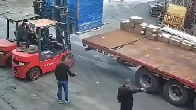这叉车算是违章作业吗？