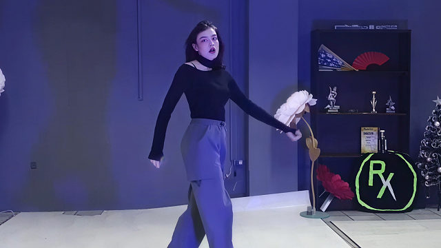 俄罗斯姑娘才艺表演23.12.16_画家(嘎贾)02