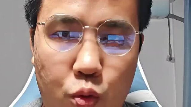 如果生的是女儿，那这些意识一定要提早养成，绝对不是说等长大再培养！ 所以请记住，养女孩的第一条铁律：永远别用她的吻，换一颗糖。 “亲我一下就给你糖。” 这看似亲