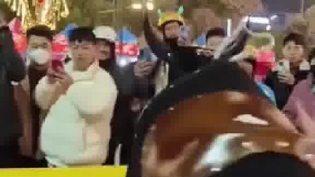 不穿丝袜都得滑下去 何况你穿个丝袜更得滑下去