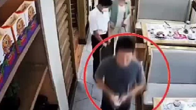 不管什么人，都不要瞧不起人，残疾人咋了，也是凭双手挣钱