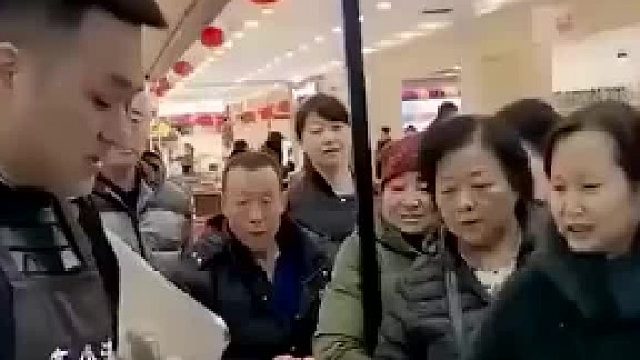 大妈又来超市砸场子了，销售员的回怼太霸气，赔钱就测试！