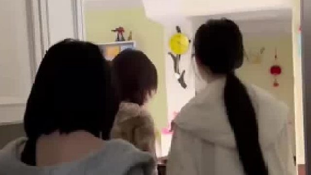 第一个进门的，餐桌上c位的，你儿子眼睛暗示的