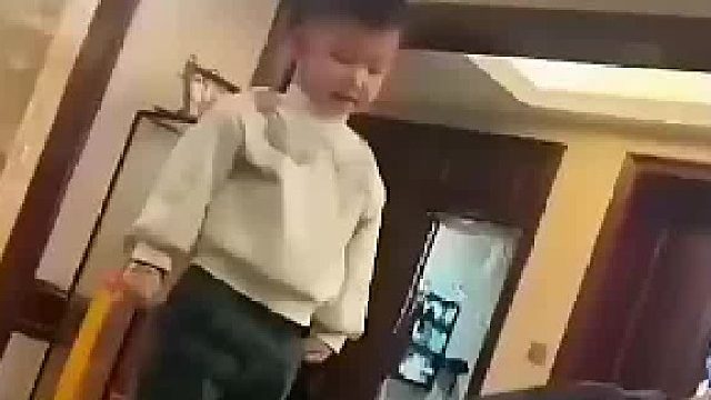 姑姑抱起儿子，直接打了一顿，妈妈看了后泪流满面！
