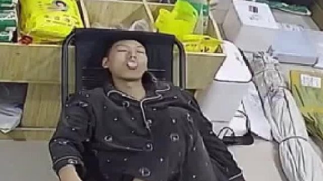开始以为一口烟吸成半边瘫 原来是脚踩了老鼠夹