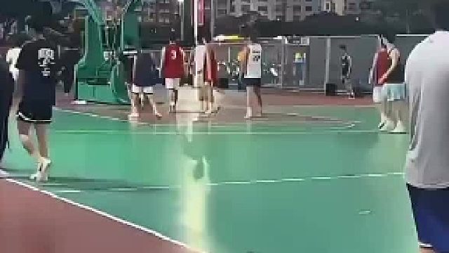 那个女的伸腿何意味？