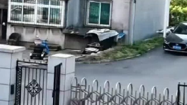 女老师上班总迟到，学校公屏提前预判，迟到大王还得迟到