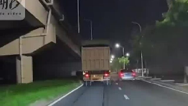 深夜跟踪超载翻牌挂车 ，被工地人员恶意别车威胁，掏出“辣椒水”多次喷射，别车男子已被警方带走