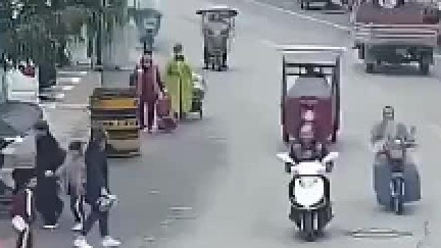 小孩暴冲过马路被三轮车碾压