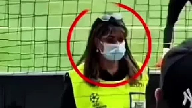 一名被 C罗射门击中的女安保人员，向他提出了一个让所有人都没想到的请求