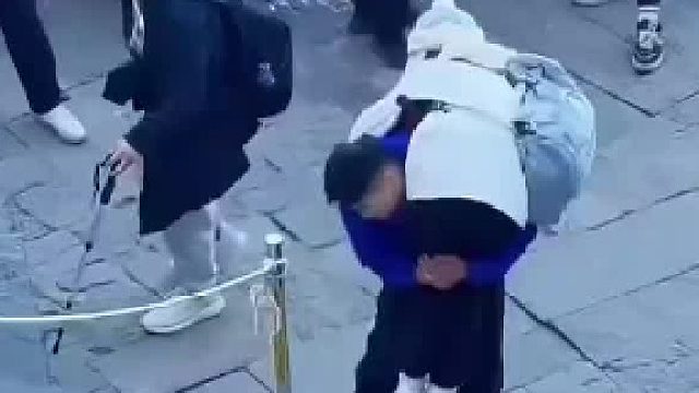 小伙在泰山做陪爬，扛着女生登顶仅用30分钟