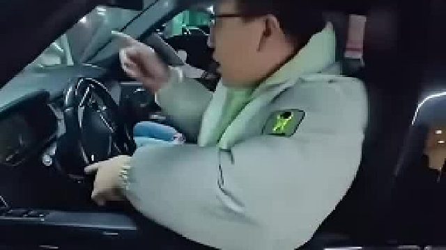 大哥看中了摩托车占的车位，掏出200块让骑手把车挪走。