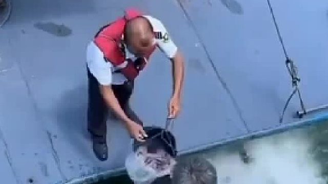 就不能直接扔船上吗