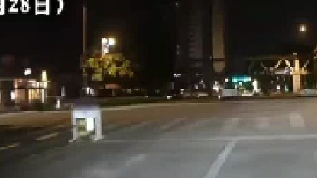 凌晨俩轿车在红绿灯口相撞，视频车因惯性问题一脚油门撞上保安亭
