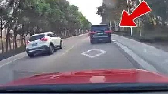 这样的人多的事儿，在他后面跟着，他就慢慢悠悠的走，一看你要超车，他加油门，跟你比赛……