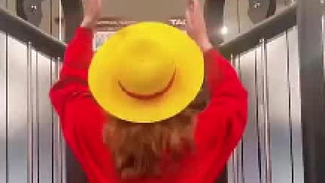 不觉得是裤子慢慢往下掉了吗