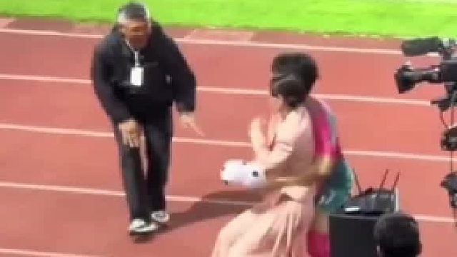胆子真大！球员一脚“爆头”老板竟然获宠