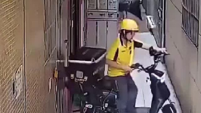 黄衣小哥撞到住户门后离开，男子出来错把黑衣小哥臭骂一顿，看完监控尴尬了