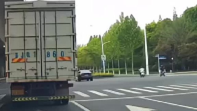 路虎，让你牛逼，安全气囊，右轮毂全废~
