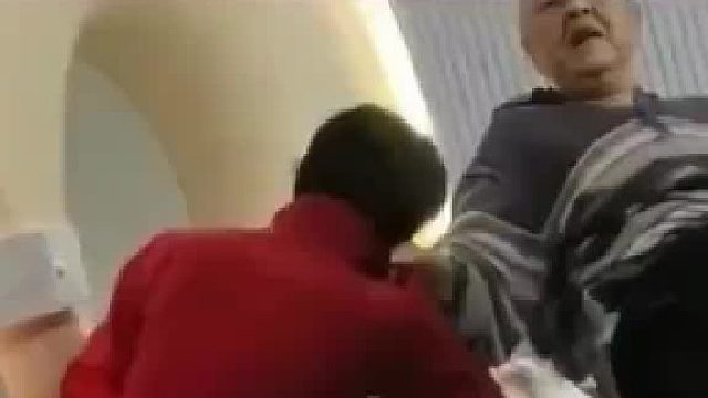 为啥做核磁不让带金属知道了吧！大爷兜里是装了个60万的小汽车啊