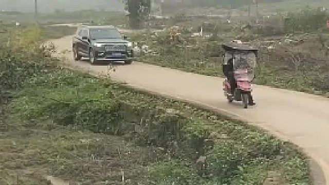 骑电动车被撞进沟里，刚跑到司机面前，结果发现是自己媳妇