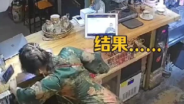 闲着没事看监控！看了一下午，在这趴着干嘛呢？