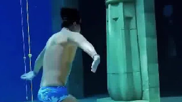 泳池惊现神秘地宫！无装备潜水者被困最后的氧气能否冲破千年水牢