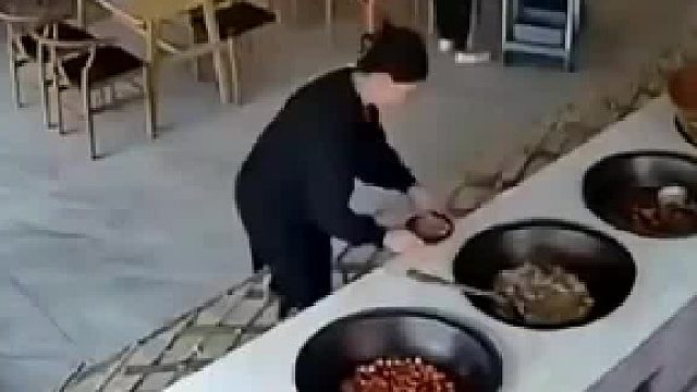 总以为栏杆是个摆设，直到黑衣女子转身后，才知道它存在真的多余