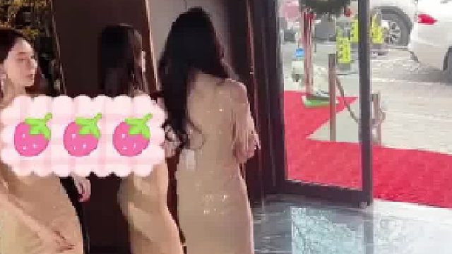足疗店女员工在大门入口处迎客 3个人轮流对着门外鞠躬，，，，#微博兴趣创作计划#