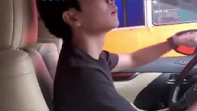 坐在朋友车后座，高速收费时还贴心打开车门，网友：穷人的车不能坐