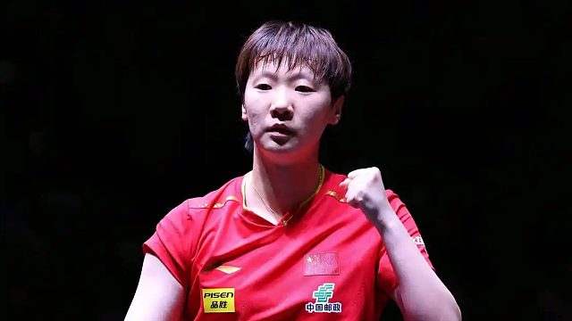 2-4落后！结果世乒赛王曼昱上演最疯狂一幕，无解反手快如闪电
