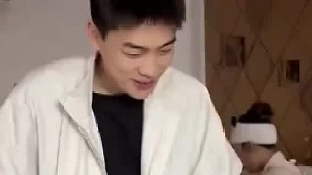 00后舅舅逗刚出生的孩子，姐姐让滚出去。