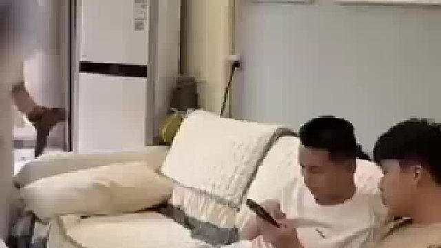 包揽全家家务老公儿子却像大爷一样当场气到崩溃抽自己