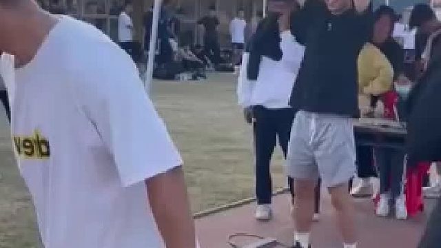 大学生对体测机器运用智慧，网友：人工智能代替不了人类