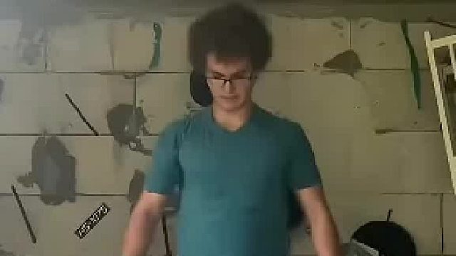 国外男子在健身房做卧推时突然失去意识好在保护员将他救了回来...