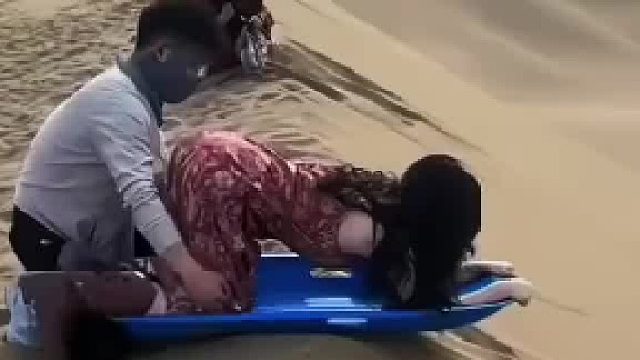 假期去体验滑沙，可爱的预备姿势硬是把工作人员给逗乐了