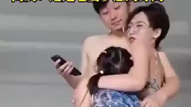 老婆抱老公，体验一米九身高的感觉，把老公整不会了