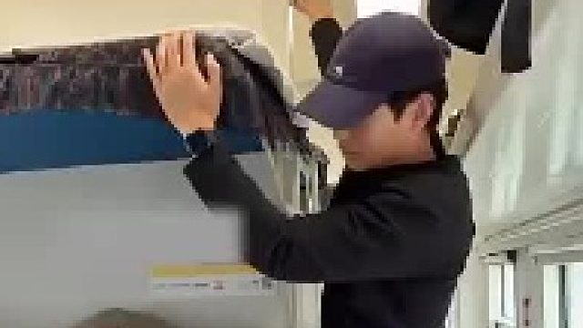 小伙想上中铺睡觉，尝试了各种方法却没能成功，网友：爬到中铺然后钻进去呀