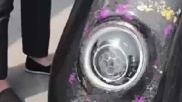 小伙租车老板叮嘱“损坏原价赔”话音未落小伙柠油门失控直接摔飞 网友：这钱花的 气死人