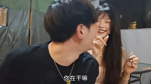 不愧是车模女神，童都忍不住偷瞄那里，不料被抓包！