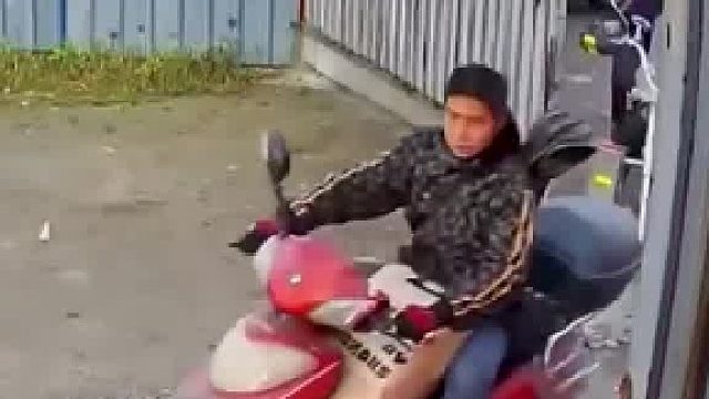 钓鱼场 7 点刚开门，钓友直接蜂拥而入，堪比公司上班